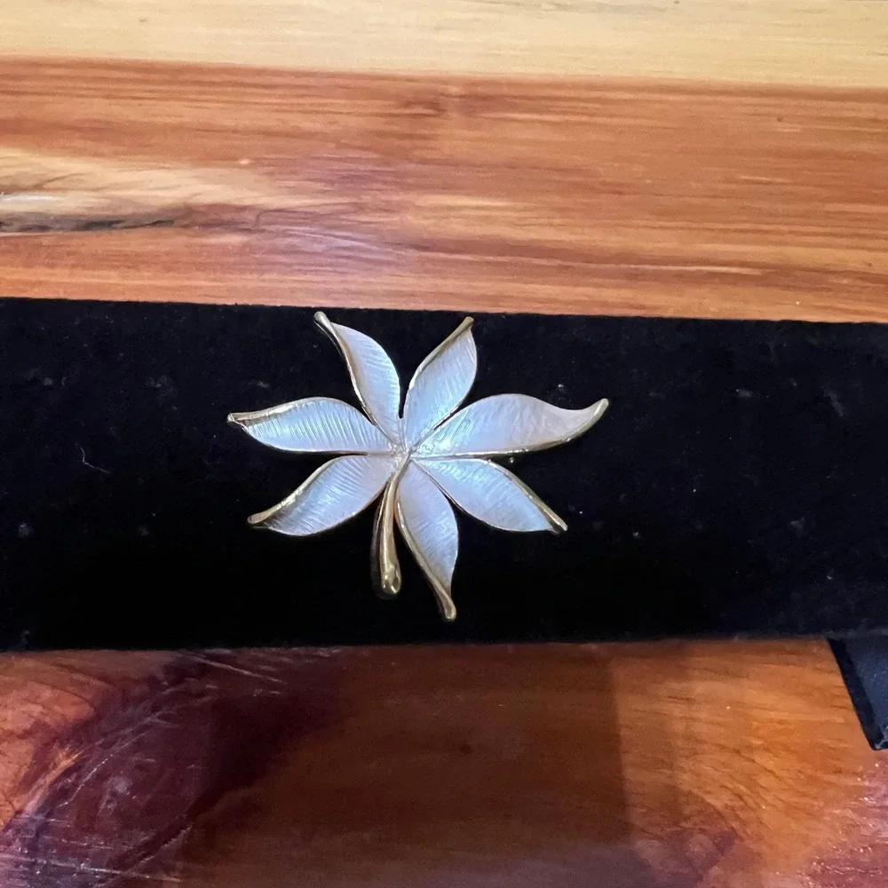 Vintage‎ JJ White Enamel Flower Brooch Gold Tone Textured Leaf Lily Pin